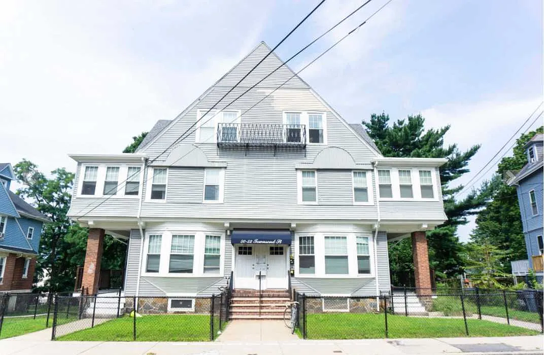 3 bed, $2,800 — Photo 1