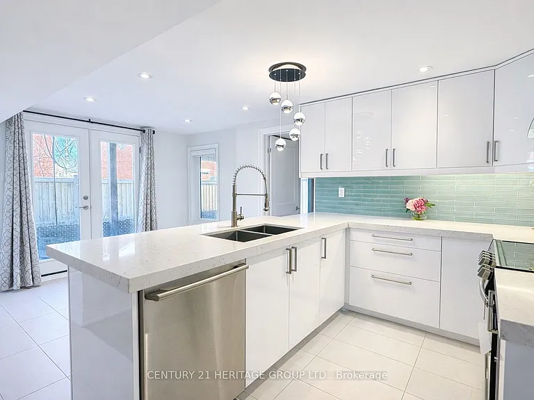 691 Shanahan Blvd — Photo 6