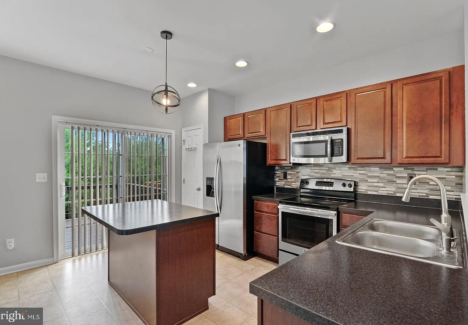 3 bed, 4.0 bath, 1796 sqft, $1,900 — Photo 2