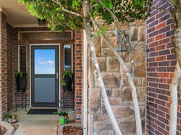 4th image of 160 Greathouse Vlg