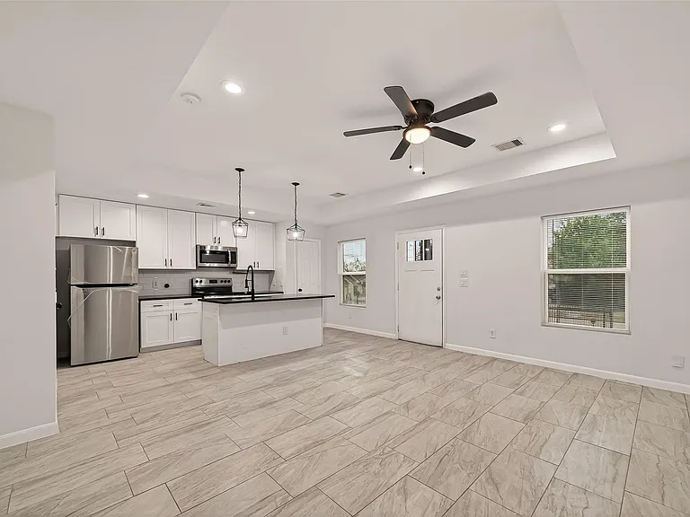 4302 Hirsch Rd #B — Photo 8