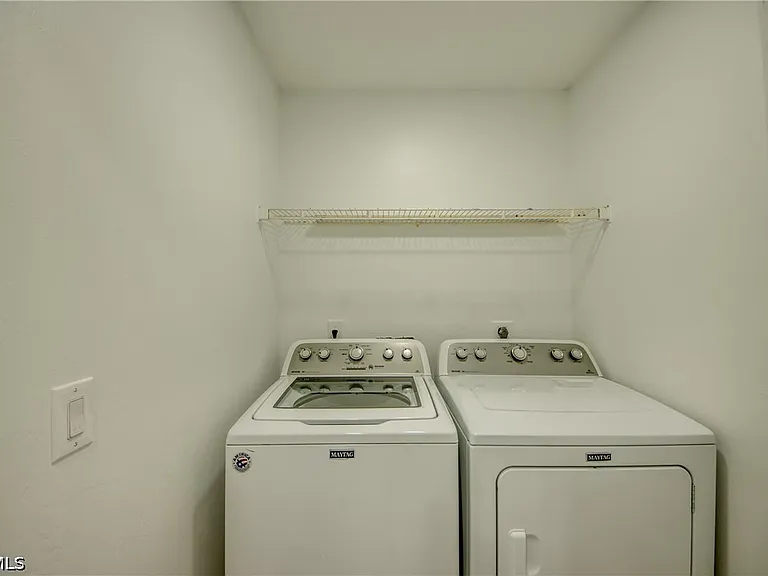 412 NE 17th Pl — Photo 12