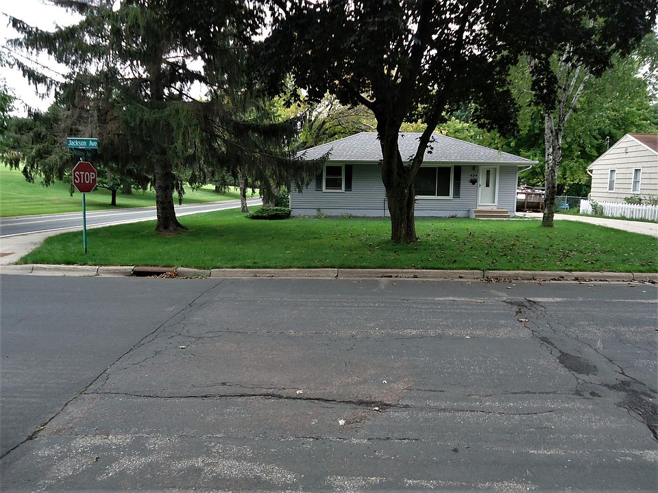 1st image of 424 Jackson Ave S
