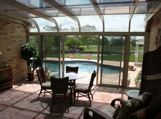 907 W Castlewood Ave, Friendswood, TX 77546