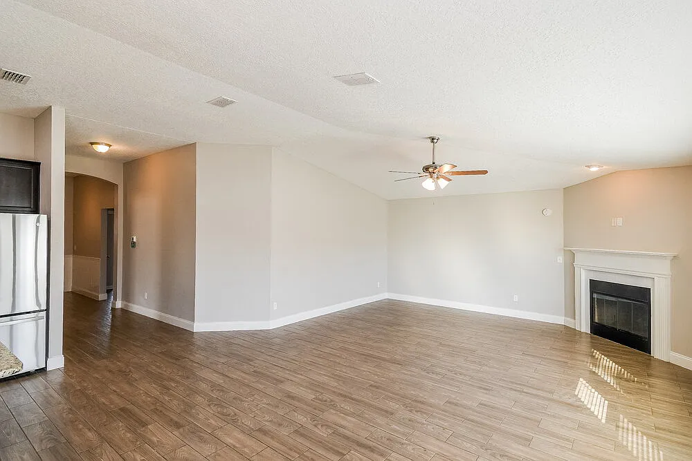 3 bed, 2.0 bath, 2026 sqft, $2,220 — Photo 3