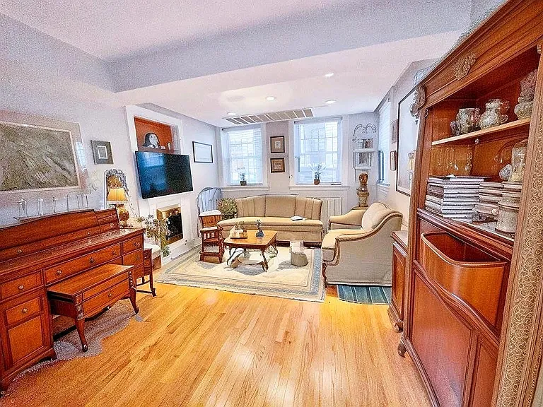 445 W Saint James Pl — Photo 11