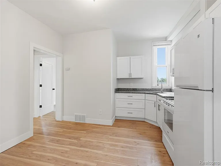 146 E Hazelhurst St #6 — Photo 7