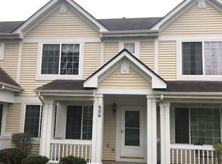 606 Lincoln Station Dr, Oswego, IL 60543