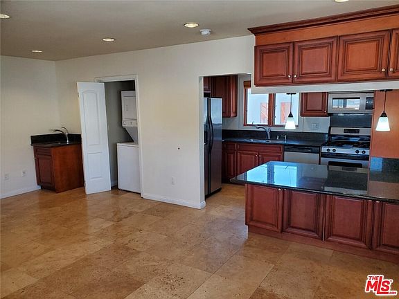 4th image of 1415 Centinela Ave #1415