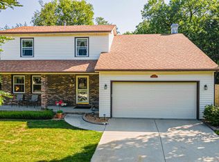 2002 Hidden Lake Dr, Bloomington, IL 61704