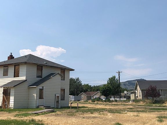 3rd image of 2221 Cougar Ave