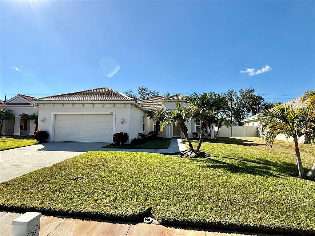 3 bed, 2.0 bath, 2311 sqft, $2,800 — Photo 2