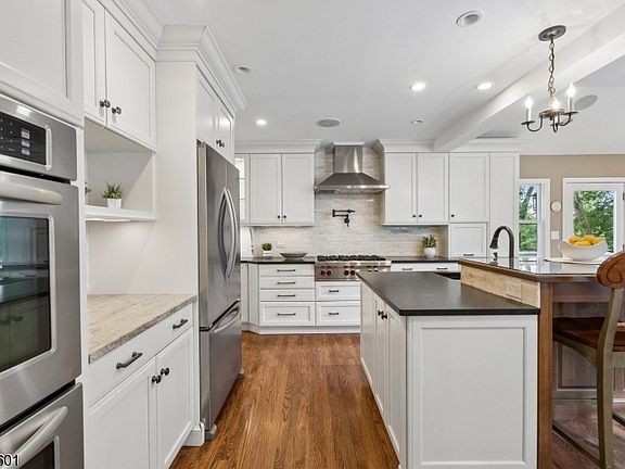4th image of 16 Fieldstone Dr