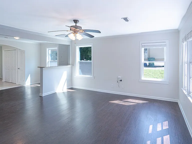 609 San Fernando Dr SE — Photo 3