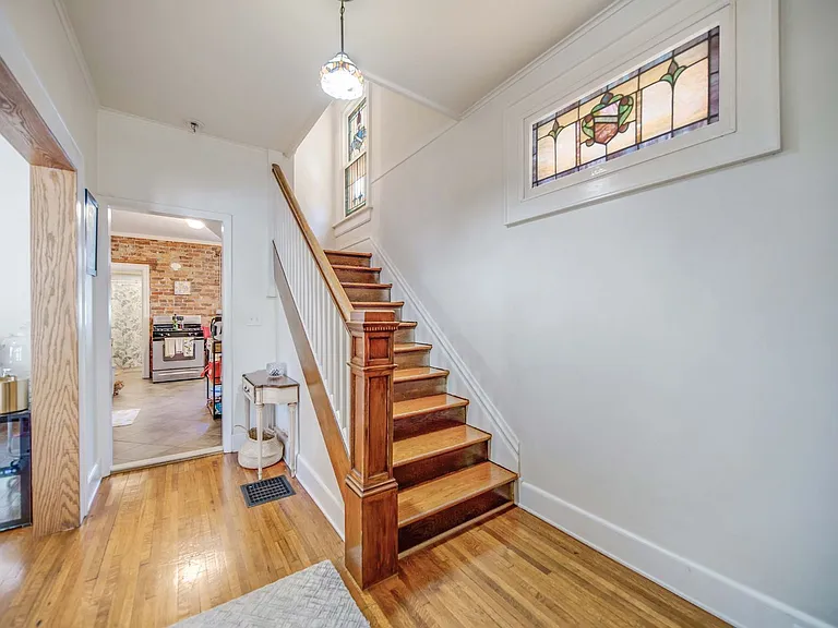 2405 Summit St — Photo 6