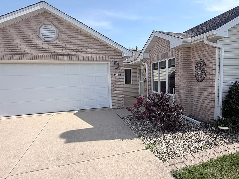1109 Cambridge Ln — Photo 3