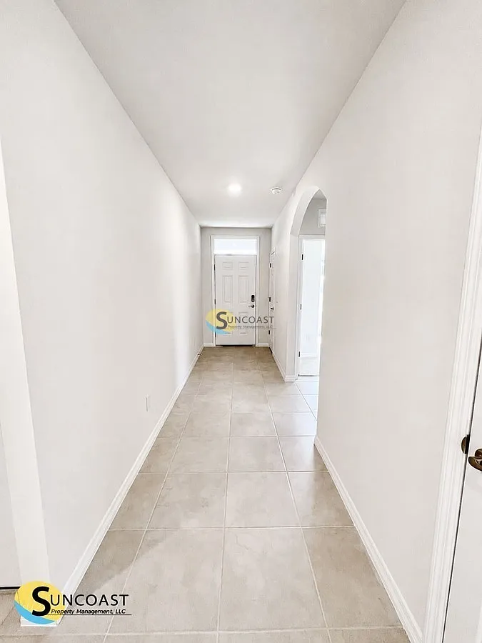 Spacious 4BR Home with Washer & Dryer in Cape Coral — Photo 4