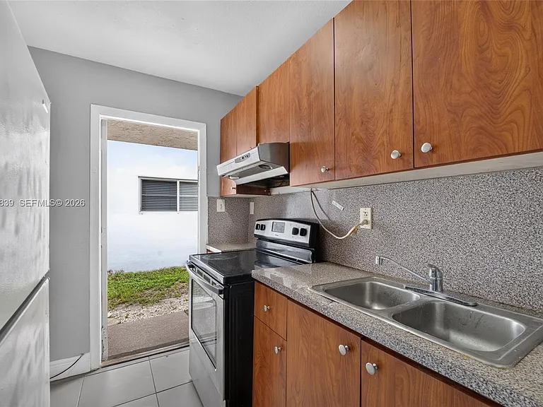 129 SE 4th Ave #4 — Photo 10