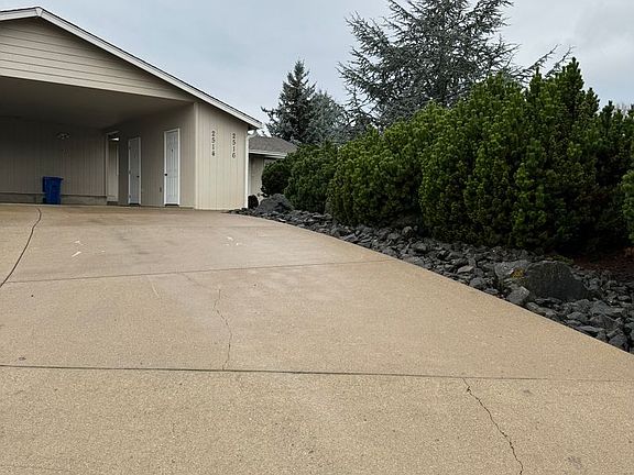 2nd image of 2516 Castle Ave