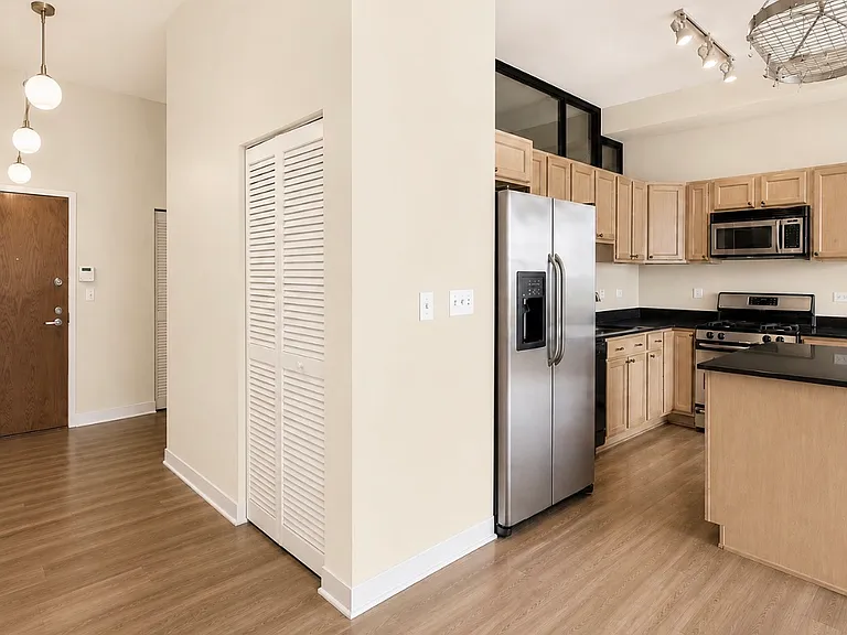 1 S Leavitt St #409 — Photo 3