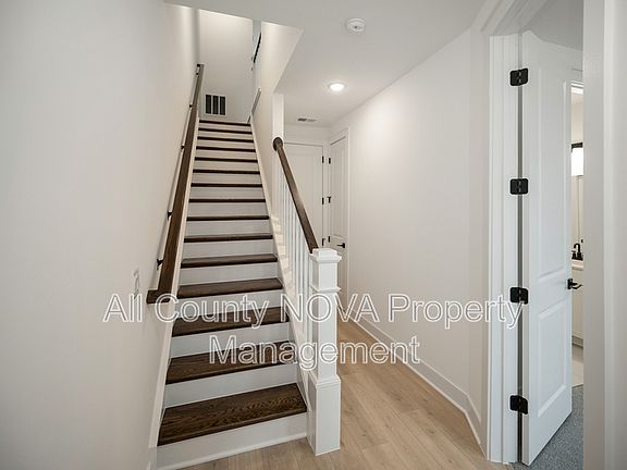 5th image of 9403 Pacific Elm St