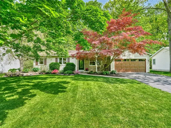694 Cardile Dr, Webster, NY 14580