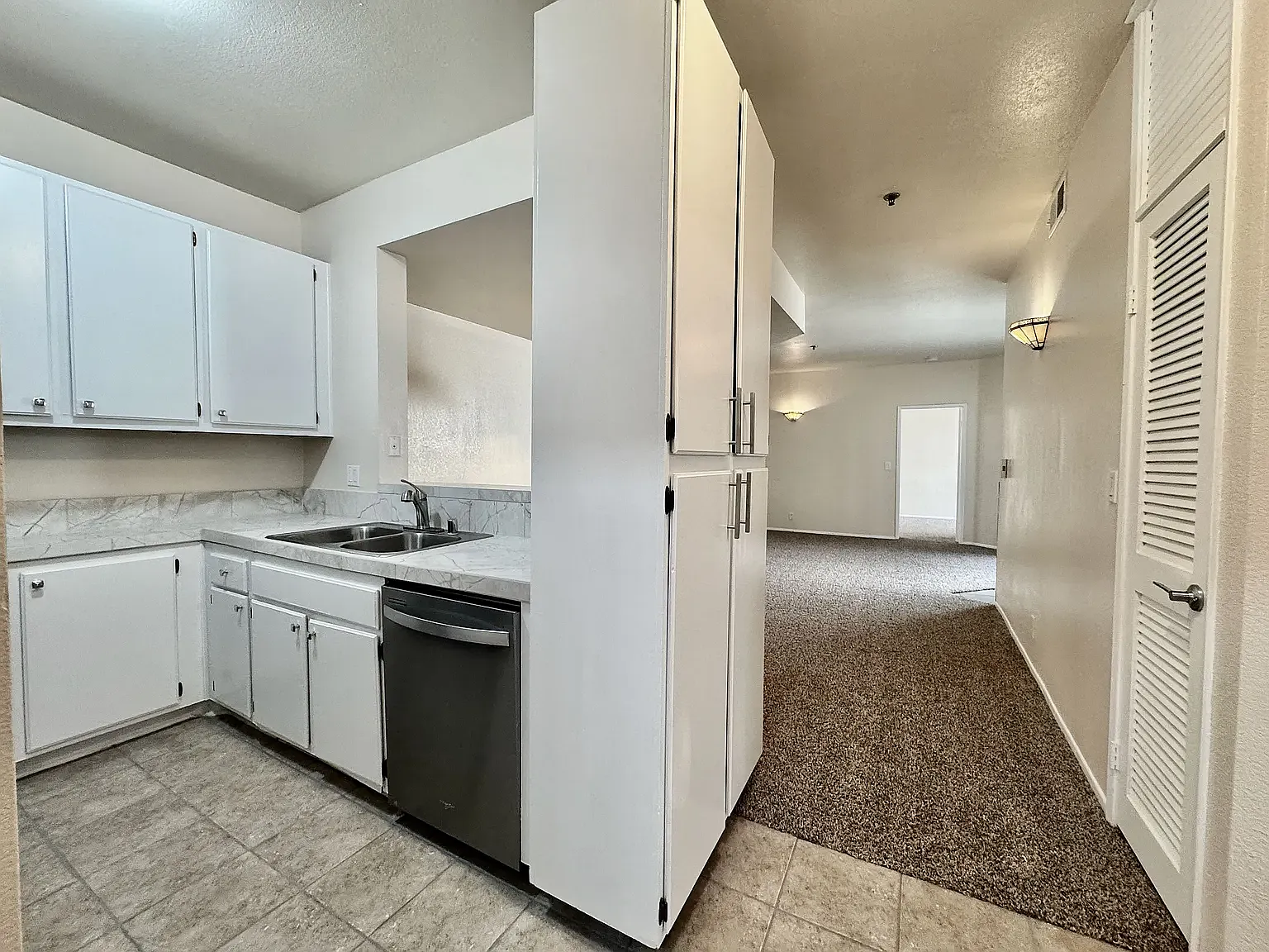 2 bed, 920 sqft, $2,800 — Photo 2