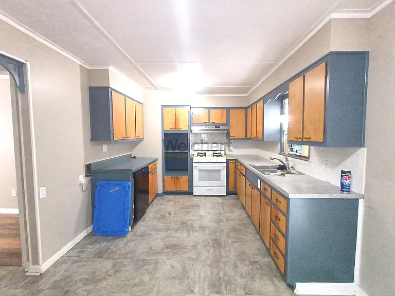 809 Thomas St — Photo 4