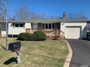 16 Nadel Dr, Riverhead, NY 11901