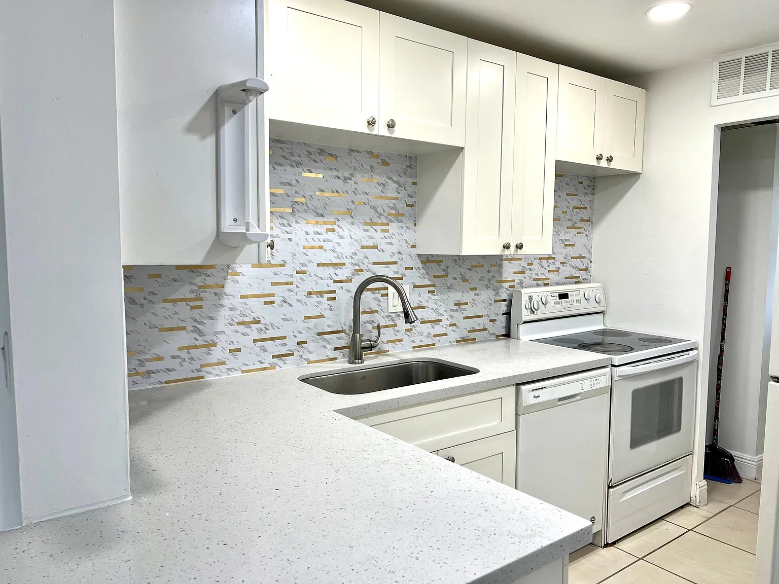 1 bed, 1.5 bath, 750 sqft, $1,750 — Photo 2
