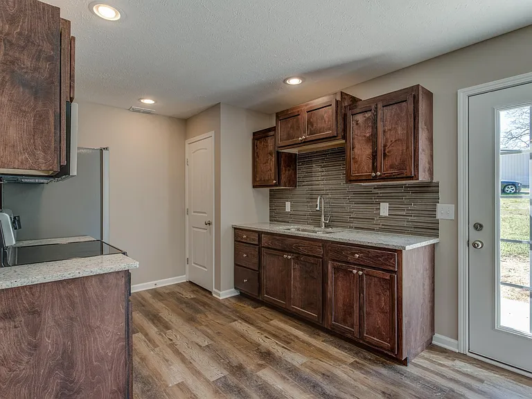 313 N Diagonal St — Photo 12