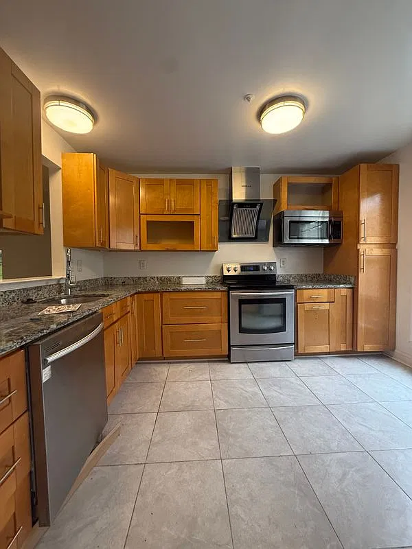4 bed, 3.5 bath, 1424 sqft, $3,600 — Photo 2