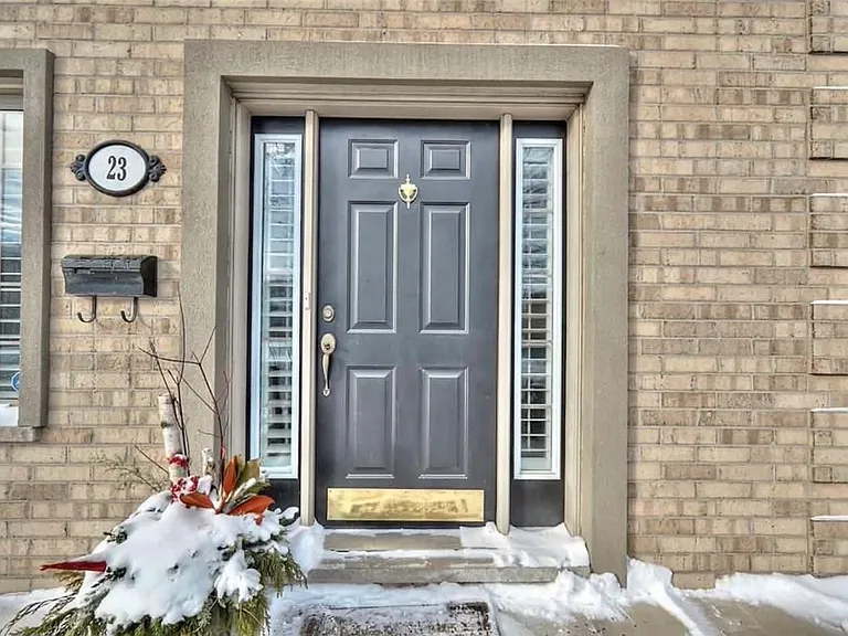 23 Ormond St N — Photo 25