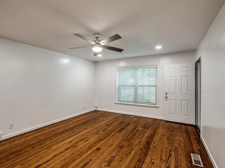 4620 N Harvey Pkwy — Photo 15