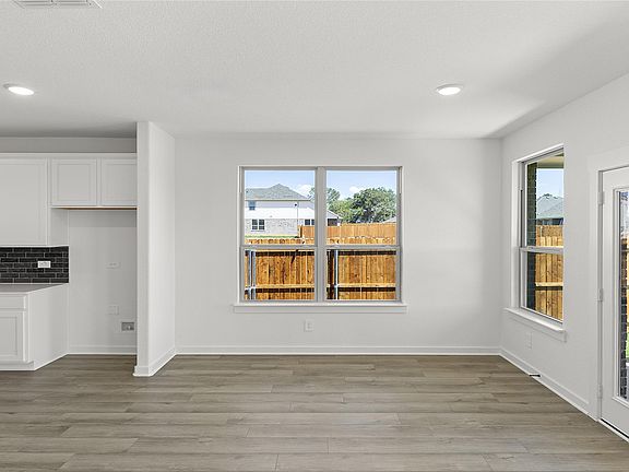 4th image of 320 Deer Ridge Dr