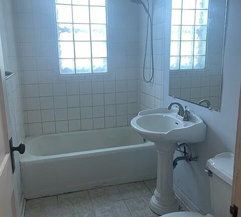 4th image of 807 S Leslie St