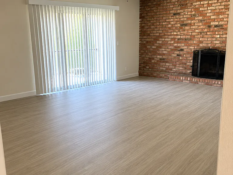 744 Beythe Ln — Photo 2
