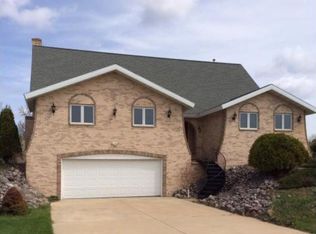 1050 Riverside Dr, Suamico, WI 54173