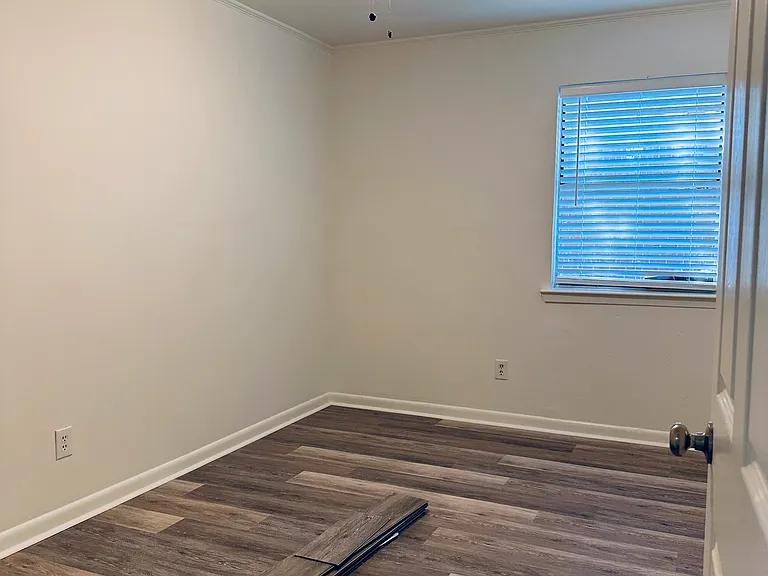 4437 Kirkwood Dr — Photo 3