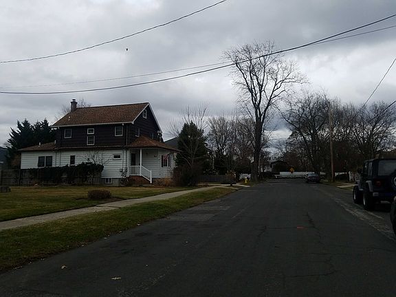4th image of 15 Charleston Dr