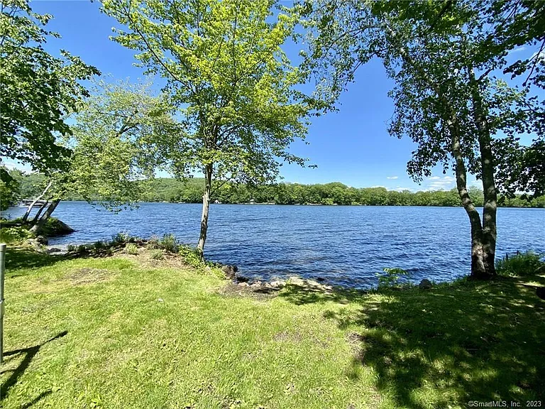 321 W Shore Rd — Photo 5