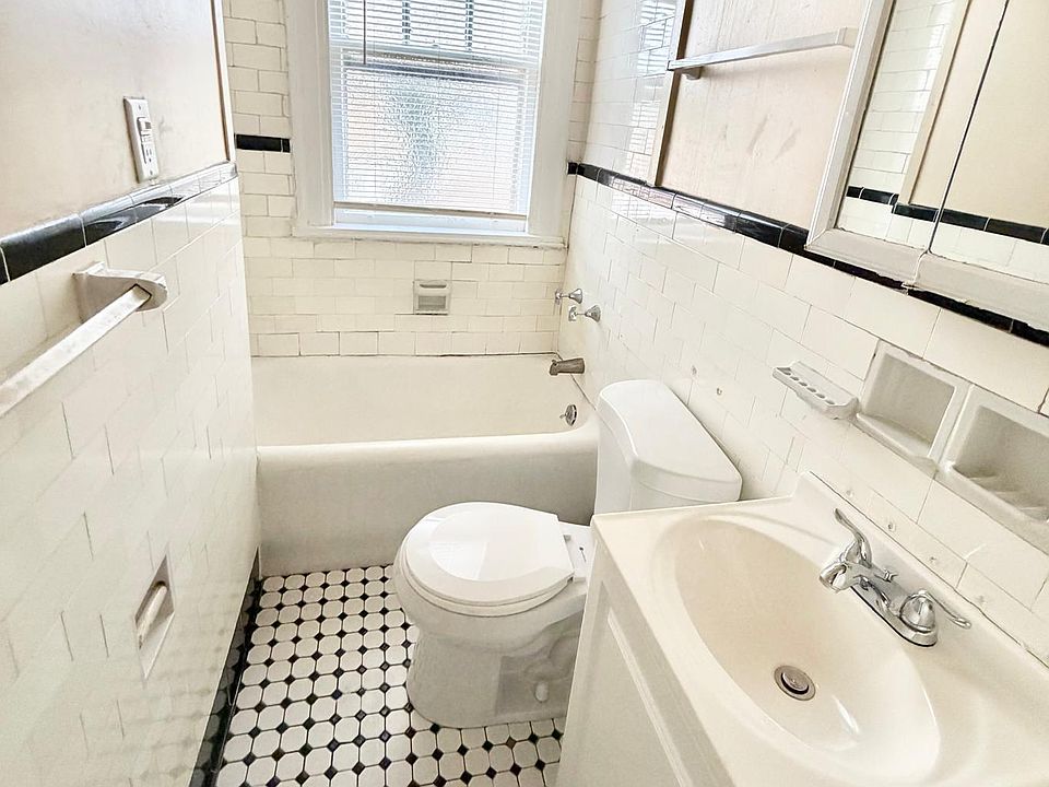 2nd image of 305 Main St APT 4