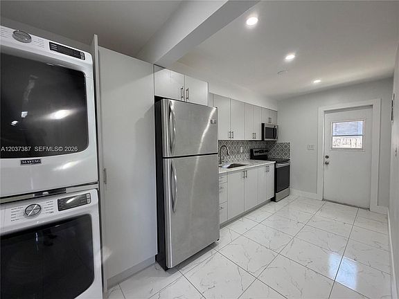 4th image of 405-407 SE 23rd St