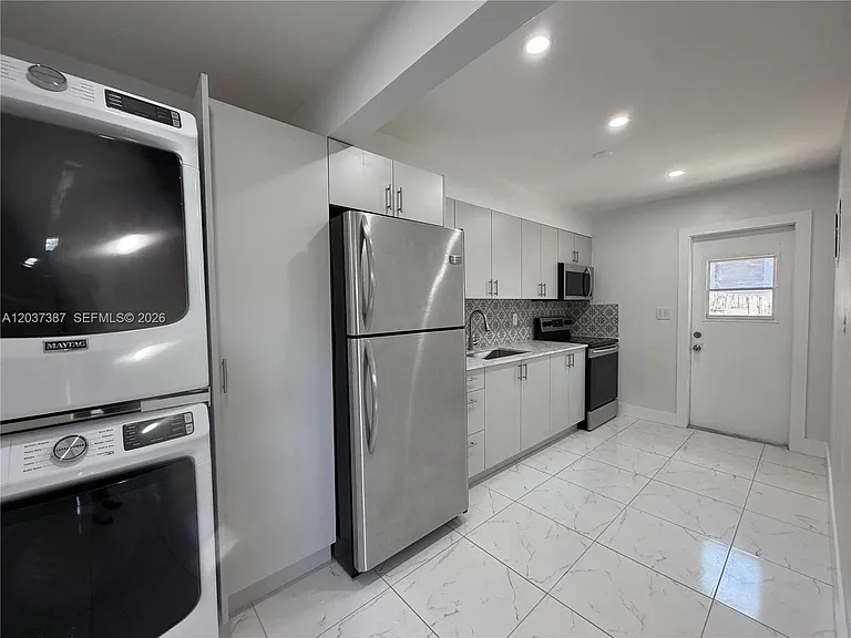 405 SE 23rd St #1 — Photo 4