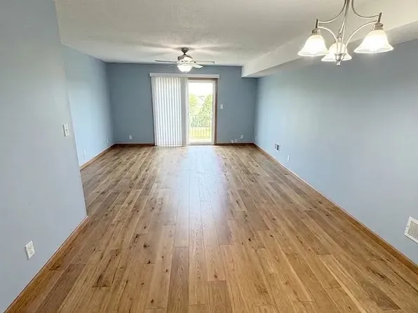 1240 Daleview Dr Unit 1, Marion, IA 52302