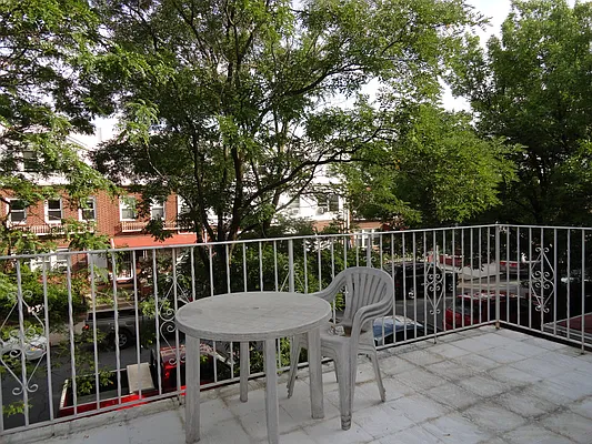 Rented by Halvatzis Realty | media 3