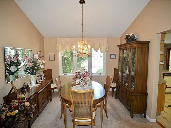 5th image of 276 Willow Green Dr