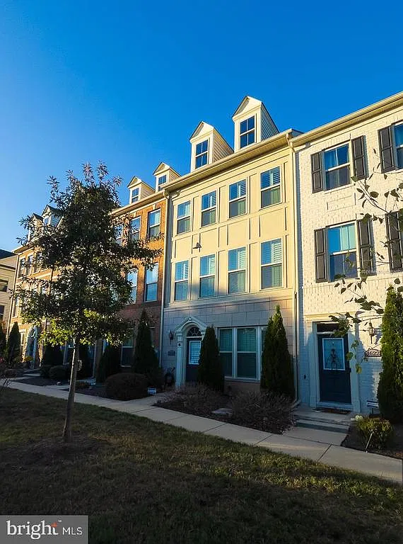 4 bed, 4.5 bath, 2590 sqft, $4,800 — Photo 3
