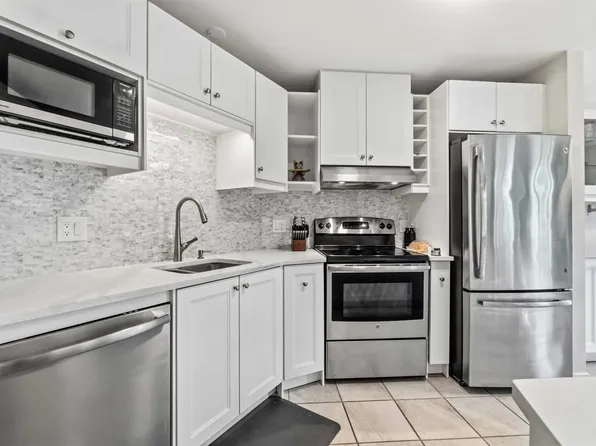 2551 Parkview Ln #408, Pt Coquitlam, BC V3C 6J8