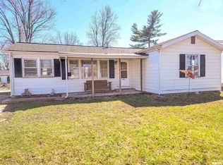 834 E 4th St, Flora, IL 62839